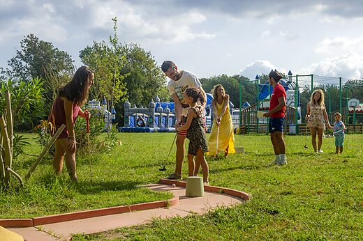 Minigolf y juegos en el camping CAPFUN Paris Roussillon en ARGELES SUR MER.