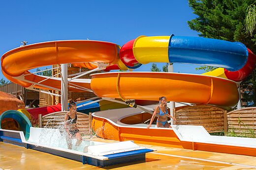 Toboganes acu�ticos coloridos con salpicaduras en el camping CAPFUN Paris Roussillon en ARGELES SUR MER (66).
