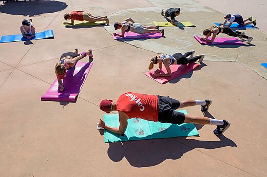 Sesi�n de planchas colectiva en el camping CAPFUN Paris Roussillon, ARGELES SUR MER.