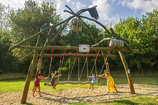Columpio gigante para ni�os en camping CAPFUN Paris Roussillon en ARGELES.