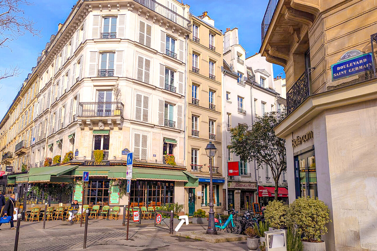 Calle parisina animada, Boulevard Saint-Germain, barrio latino para visitar cerca de Par�s.