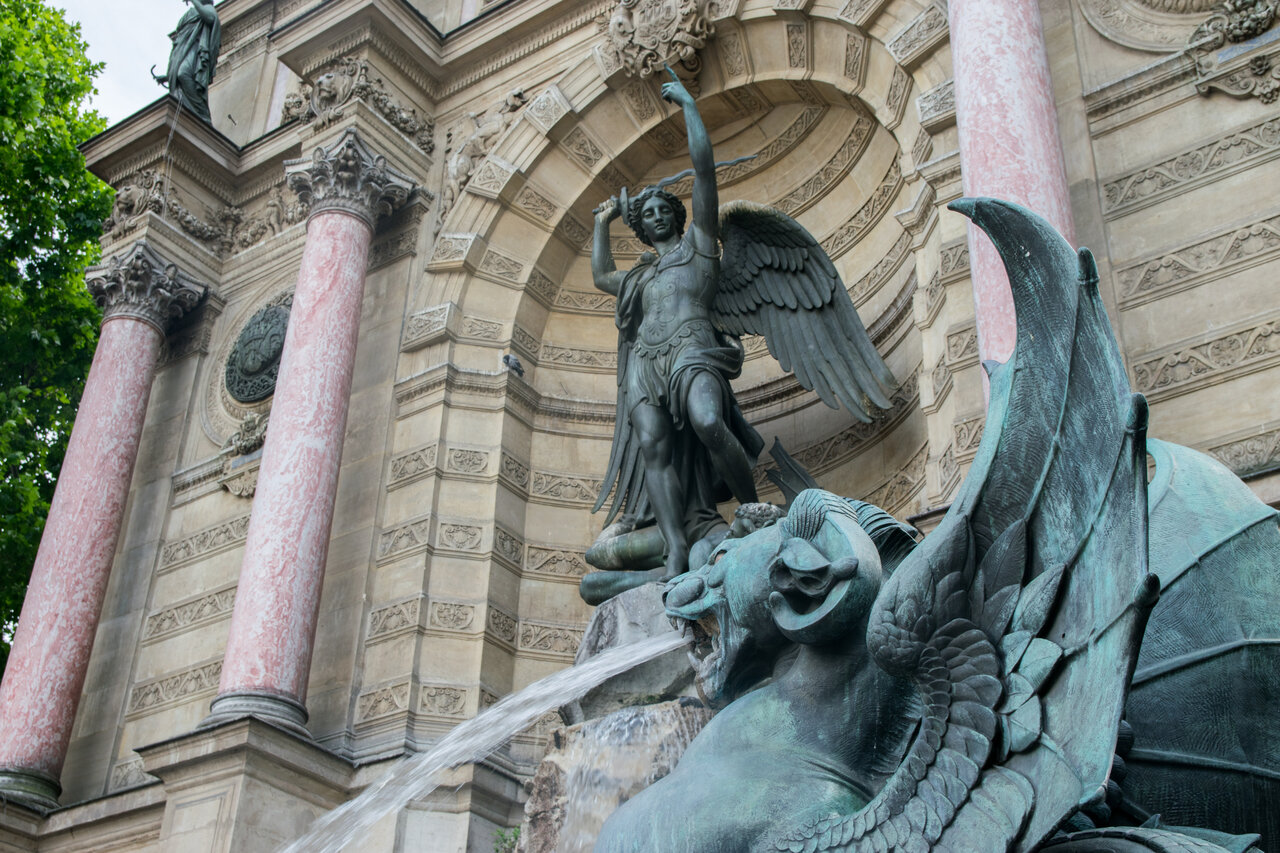 Fuente decorativa, estatuas, columnas en camping CAPFUN Hotel Paris Saint Germain en PAR�S (75).