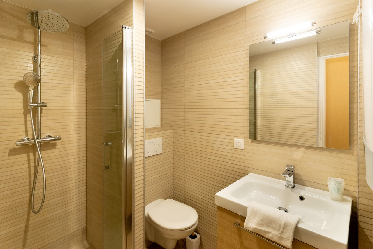 Ba�o completo en el camping CAPFUN Hotel Paris Saint Germain en PAR�S.