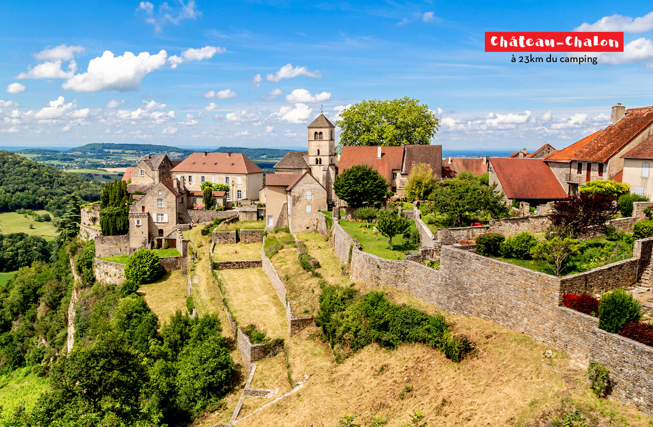 Pueblo medieval de Ch�teau-Chalon, Jura, para visitar cerca del camping.
