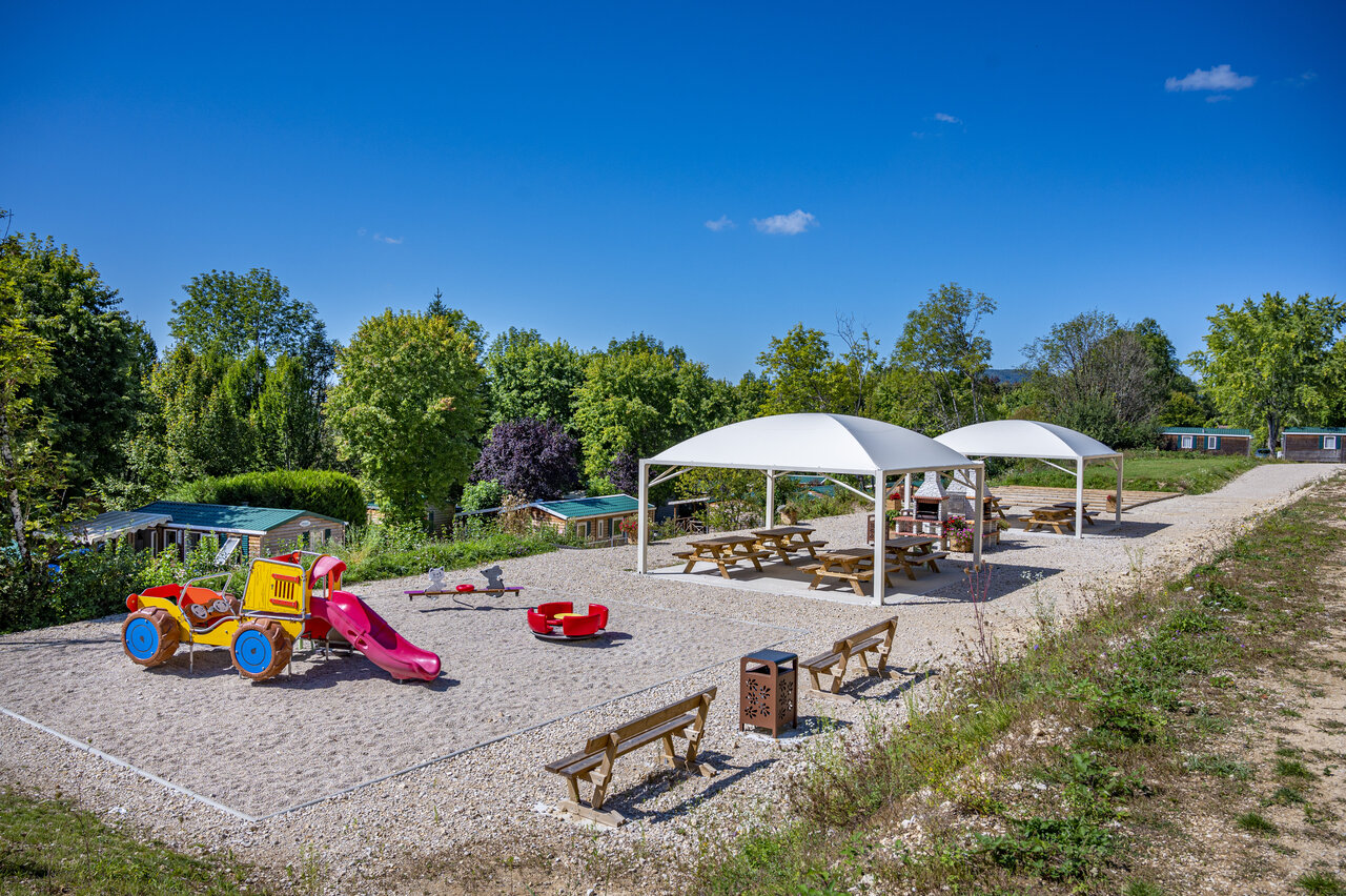 Zona de juegos infantil, tobog�n y mesas de picnic en camping CAPFUN Pergola en Marigny (39).