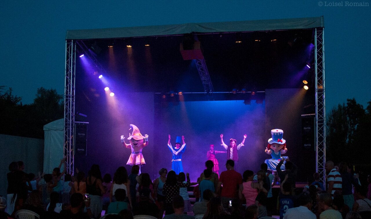 Espect�culo nocturno con mascotas y bailarines en el escenario del camping CAPFUN Pergola en Marigny (39).