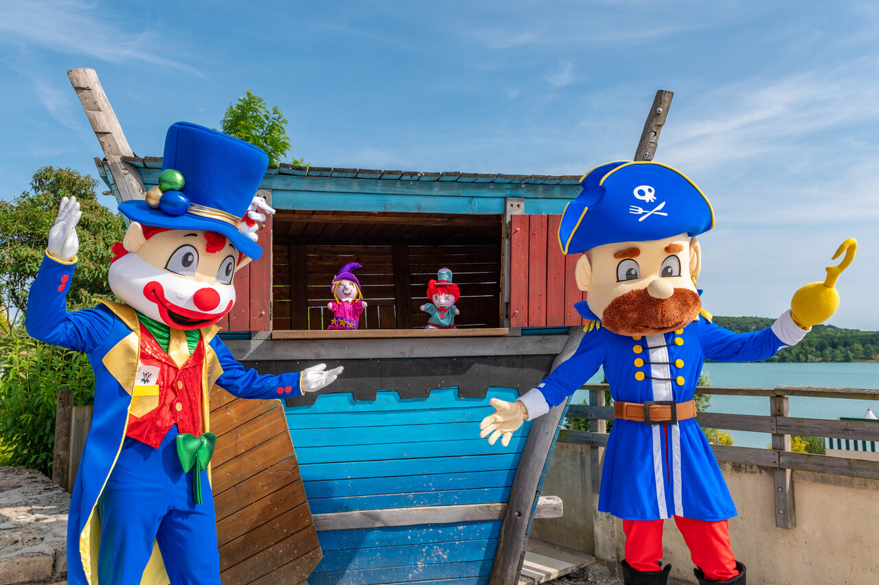 Mascotas Capfun y espect�culo de marionetas en el camping CAPFUN Pergola en Marigny (39).