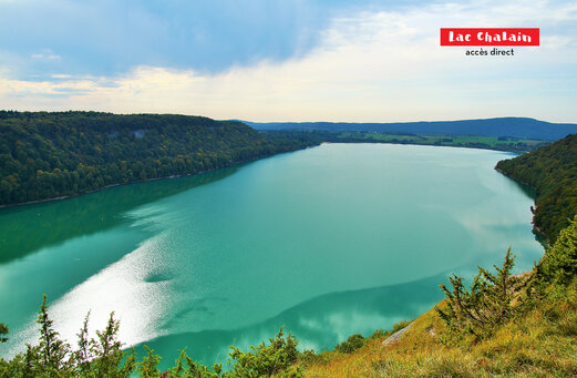 Lago Chalain, hermoso lago turquesa del Jura, lugar para visitar cerca del camping.