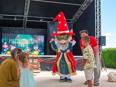 Mascota Capfun y niños durante una animación en el camping CAPFUN Pergola en Marigny (39).