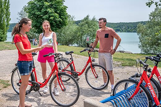 Bicicletas Capfun rojas para alquilar cerca del lago en el camping CAPFUN Pergola en Marigny.