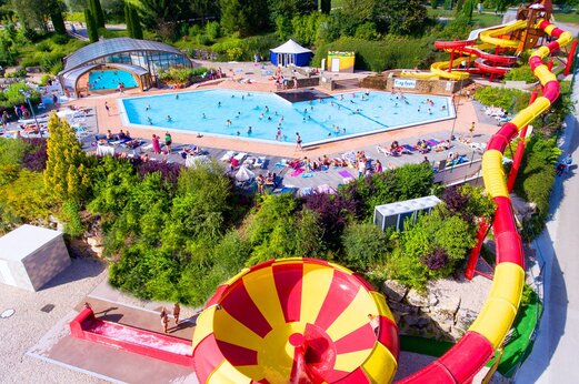 Gran piscina exterior, toboganes acu�ticos y zona cubierta en el camping CAPFUN Pergola en Marigny (39).