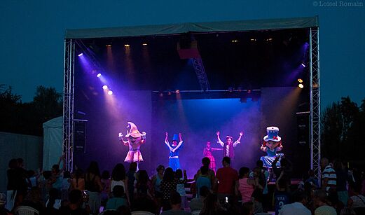 Espect�culo nocturno de animaci�n con personajes disfrazados en el camping CAPFUN Pergola en Marigny (39).