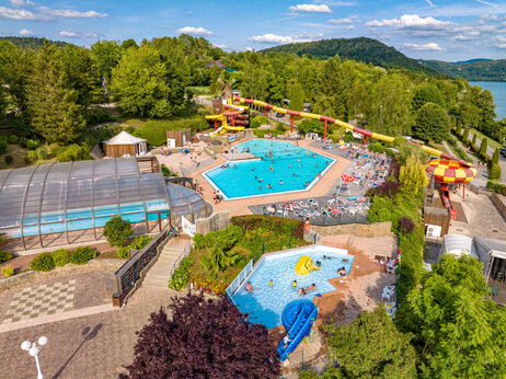 Piscinas exteriores, cubierta y grandes toboganes en el camping CAPFUN Pergola en Marigny (39).