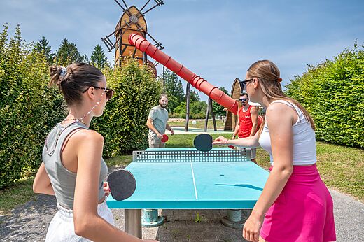 Familia jugando al ping-pong en mesa exterior en CAPFUN Pergola en Marigny (39).