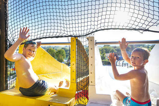 Ni�os sonrientes en los toboganes acu�ticos del camping CAPFUN Pergola en Marigny (39).