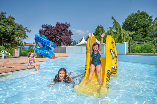 Piscina con toboganes divertidos para ni�os en el camping CAPFUN Pergola en Marigny (39).