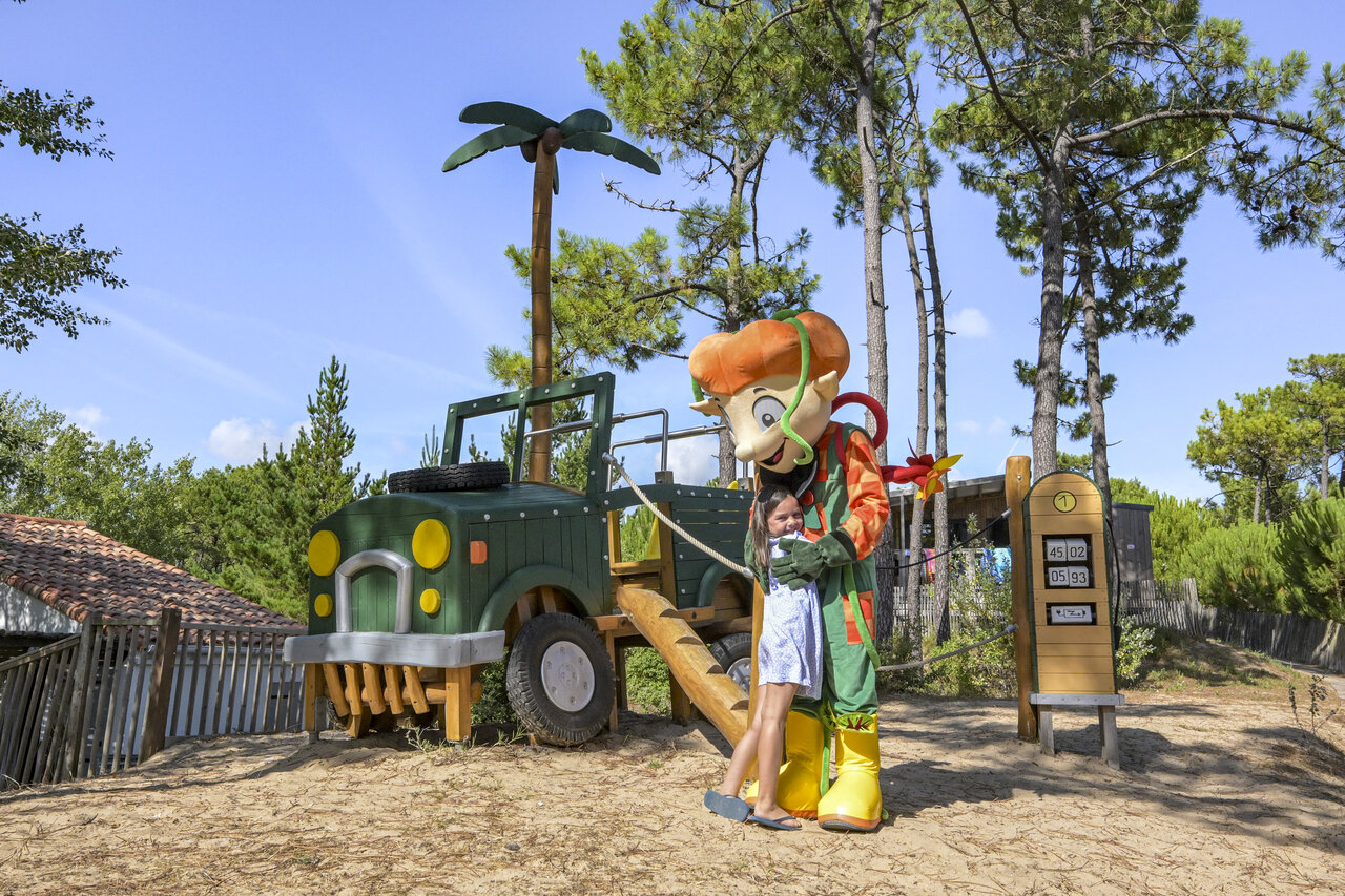 Mascota y ni�a en el �rea de juegos del camping CLICOCHIC Petit Bec en St Hilaire de Riez (85).