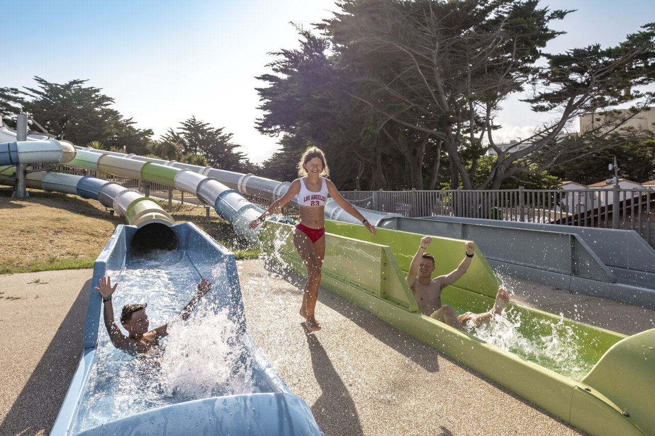 Toboganes acu�ticos y salpicaduras en el camping CLICOCHIC Petit Bec en St Hilaire de Riez (85).