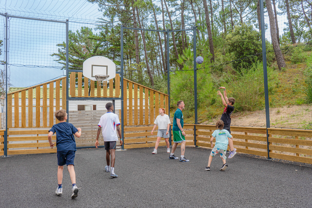 Cancha multideportiva de baloncesto en camping CLICOCHIC Petit Bec en St Hilaire de Riez (85).