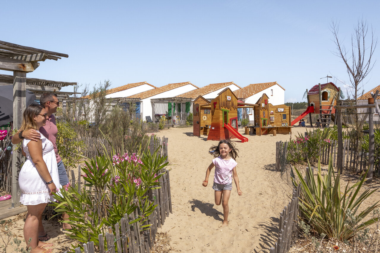 Zona de juegos infantil y alojamientos en el camping CLICOCHIC Petit Bec en St Hilaire de Riez (85).