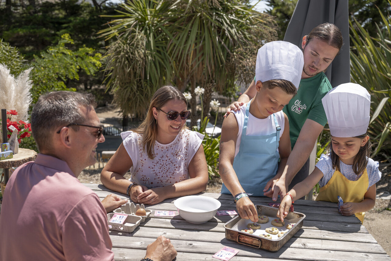 Taller de cocina infantil con animador y padres en el camping CLICOCHIC Petit Bec en St Hilaire de Riez (85).