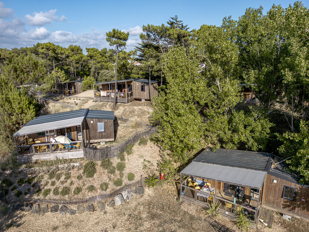 Mobil-homes de madera con terrazas, en el camping CLICOCHIC Petit Bec en St Hilaire de Riez (85).