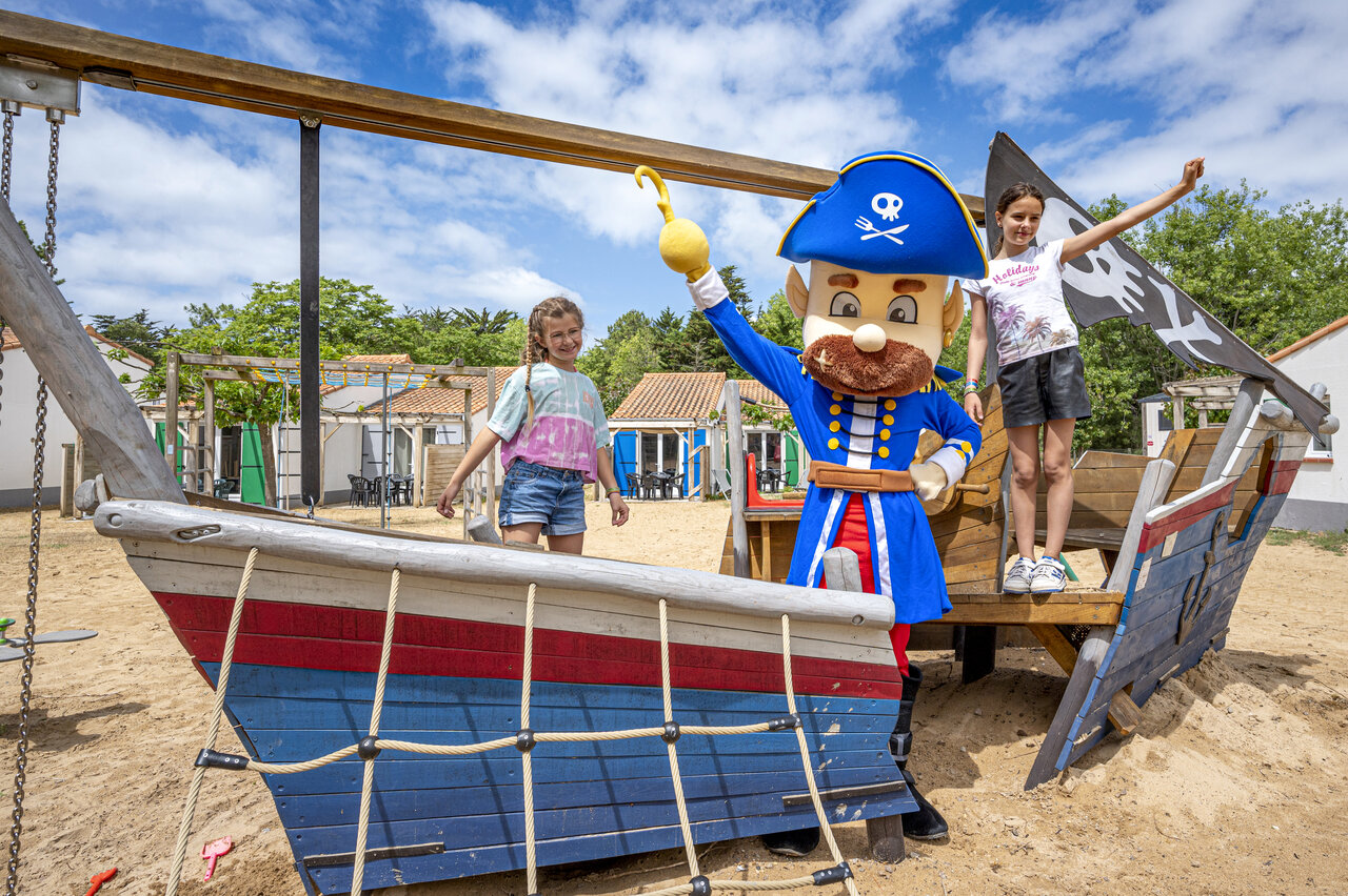 Mascota, ni�os en �rea de juegos barco pirata en el camping CLICOCHIC Petit Bec en St Hilaire de Riez (85).