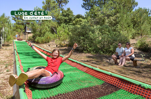 Tobogán de verano con nińo sonriente en el camping CLICOCHIC Petit Bec en St Hilaire de Riez (85).