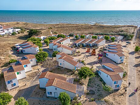 Mobil-homes y playa, vista a�rea en el camping CLICOCHIC Petit Bec en St Hilaire de Riez (85).