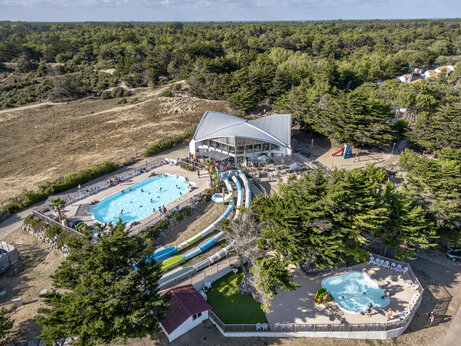 Piscina exterior, toboganes acuáticos en el camping CLICOCHIC Petit Bec en St Hilaire de Riez.