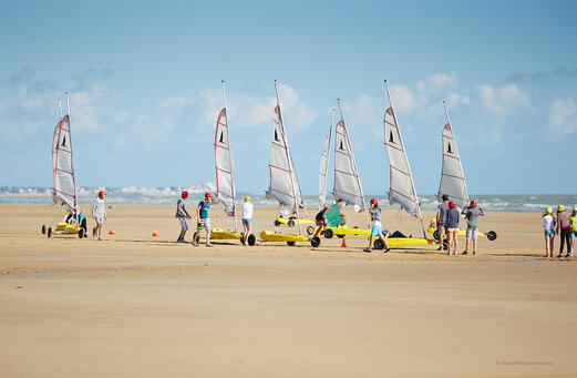 Actividad de carro a vela en la playa, camping CLICOCHIC Petit Bec en St Hilaire de Riez (85).