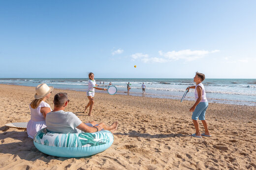 Tenis de playa en familia en la playa de arena del camping CLICOCHIC Petit Bec en St Hilaire de Riez (85).