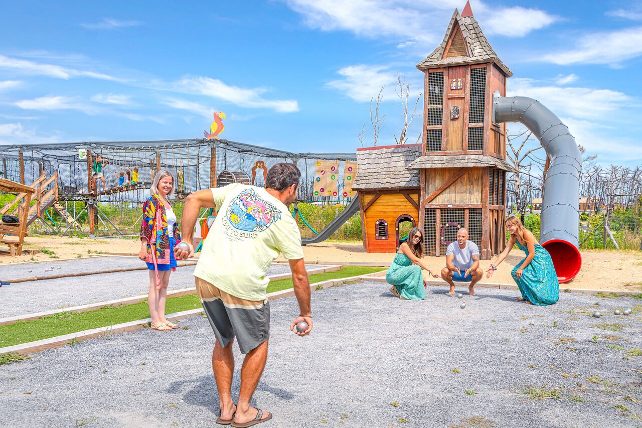 Petanca y zona de juegos en el camping CLICOCHIC Petit Nice en PYLA SUR MER (33).
