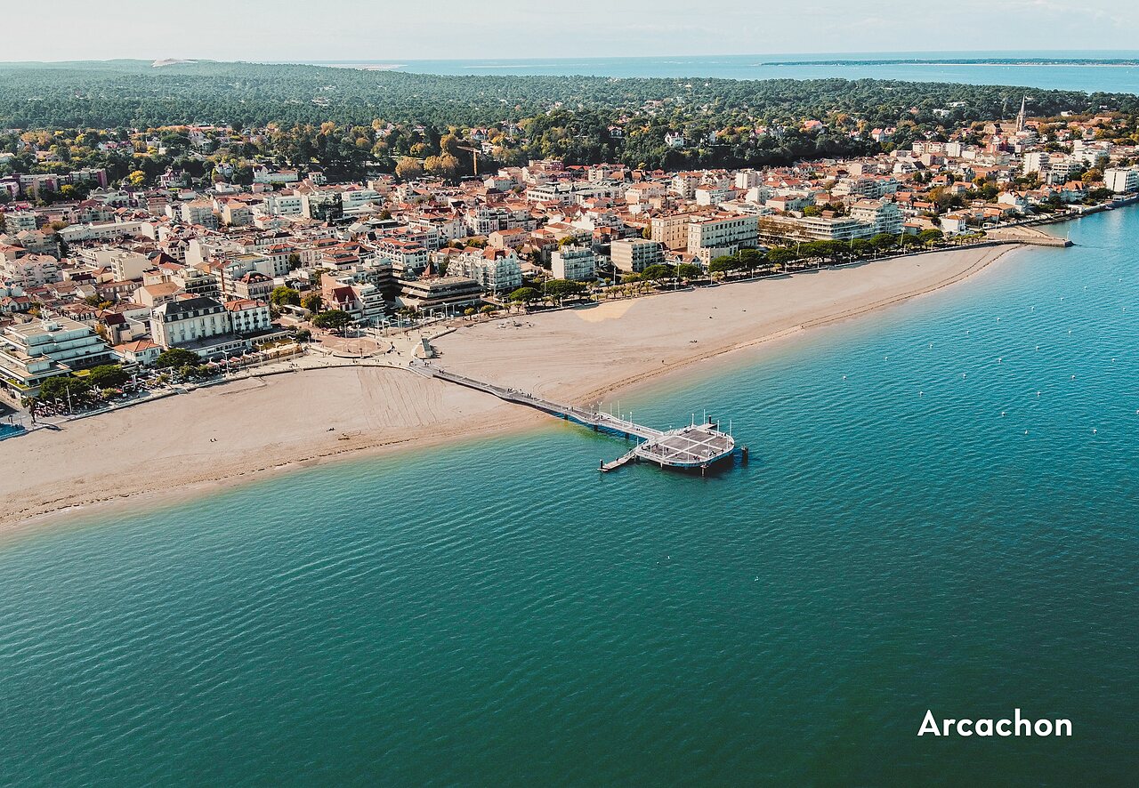 Vista a�rea de Arcachon, su playa, paseo mar�timo y el muelle Thiers.