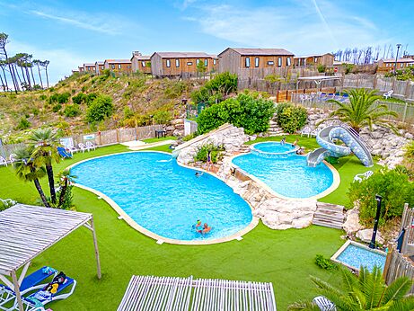 Piscina y tobog�n en el camping CLICOCHIC Petit Nice, PYLA SUR MER (33).