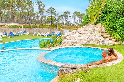 Piscina exterior y jacuzzi en el camping CLICOCHIC Petit Nice en PYLA SUR MER (33).