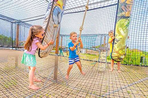 Zona de juegos de red con ni�os en el camping CLICOCHIC Petit Nice.