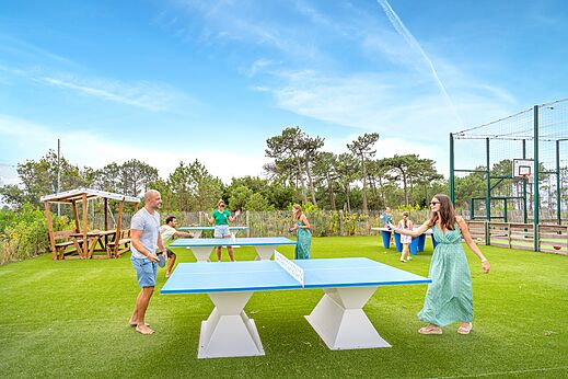 Mesas de ping-pong y cancha multideporte en el camping CLICOCHIC Petit Nice en PYLA SUR MER (33).