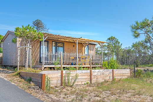 Mobil-home de madera con terraza cubierta en el camping CLICOCHIC Petit Nice en PYLA SUR MER (33).