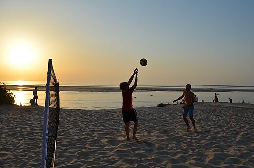 Partido de voleibol de playa en la playa del camping CLICOCHIC Petit Nice en PYLA SUR MER.