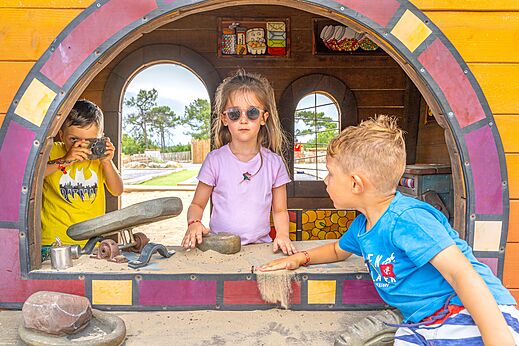 Zona de juegos de madera, ni�os, camping CLICOCHIC Petit Nice en PYLA SUR MER.