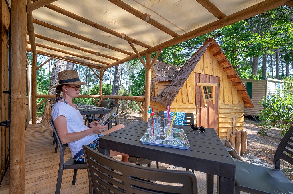 Terraza Mobil-home, mujer, caba�a ni�os en el camping CAPFUN Pin�da en CAZAUX (33).