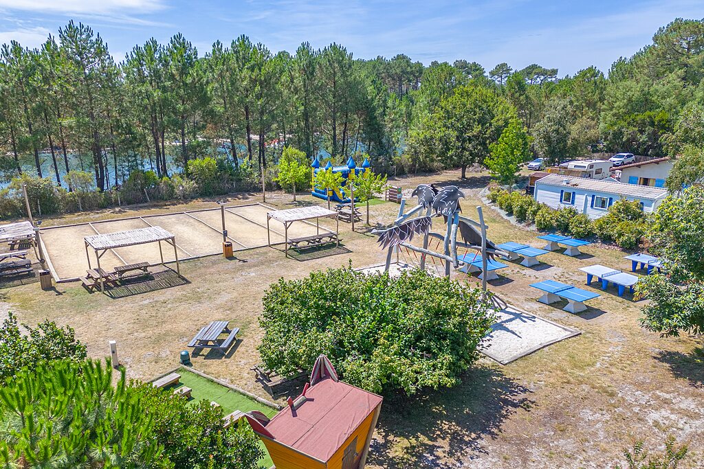 Zona de juegos, petanca, ping-pong en el camping CAPFUN Pin�da en CAZAUX (33).