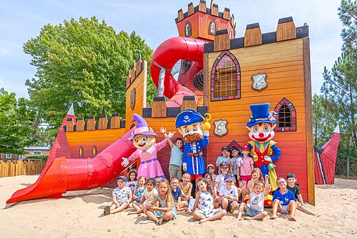 Zona de juegos castillo, toboganes, niños y mascotas CAPFUN en CAZAUX (33).
