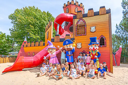 Castillo de juegos, ni�os y mascotas en el camping CAPFUN Pin�da en CAZAUX (33).