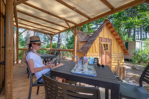 Terraza Mobil-home, mujer, caba�a ni�os en el camping CAPFUN Pin�da en CAZAUX (33).