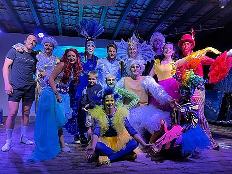 Equipo de animación disfrazado en el camping CAPFUN Pinèda en CAZAUX (33).