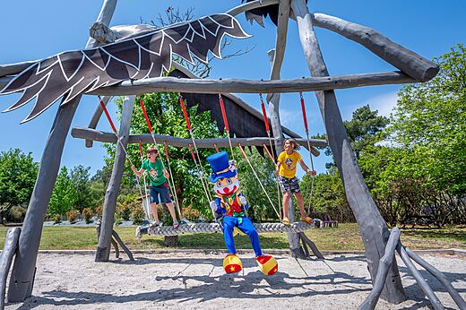 Columpio original, niños y mascota en el camping CAPFUN Pinèda en CAZAUX (33).