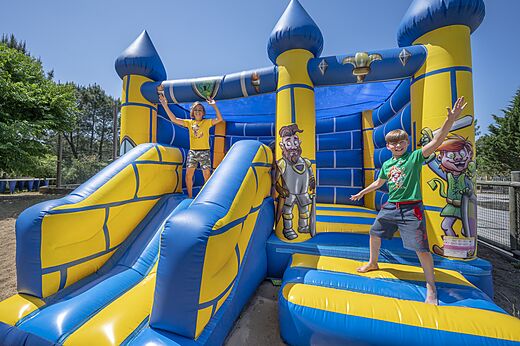Castillo hinchable con ni�os sonrientes en el camping CAPFUN Pin�da en CAZAUX (33).