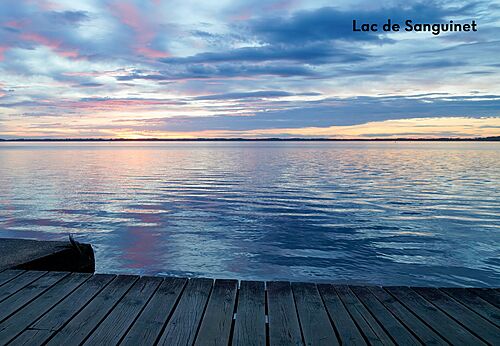 Lago de Sanguinet al atardecer, un lugar para visitar cerca de Cazaux.